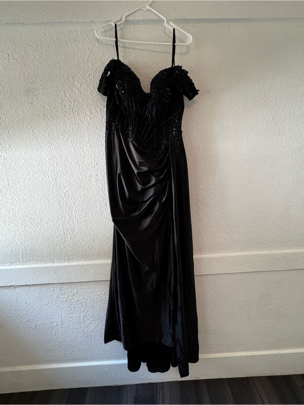 Elegant Black One-Shoulder Evening Gown with Draped Skirt